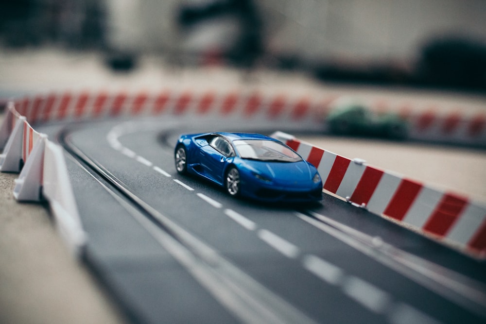 Porsche 911 bleue sur la route pendant la journée