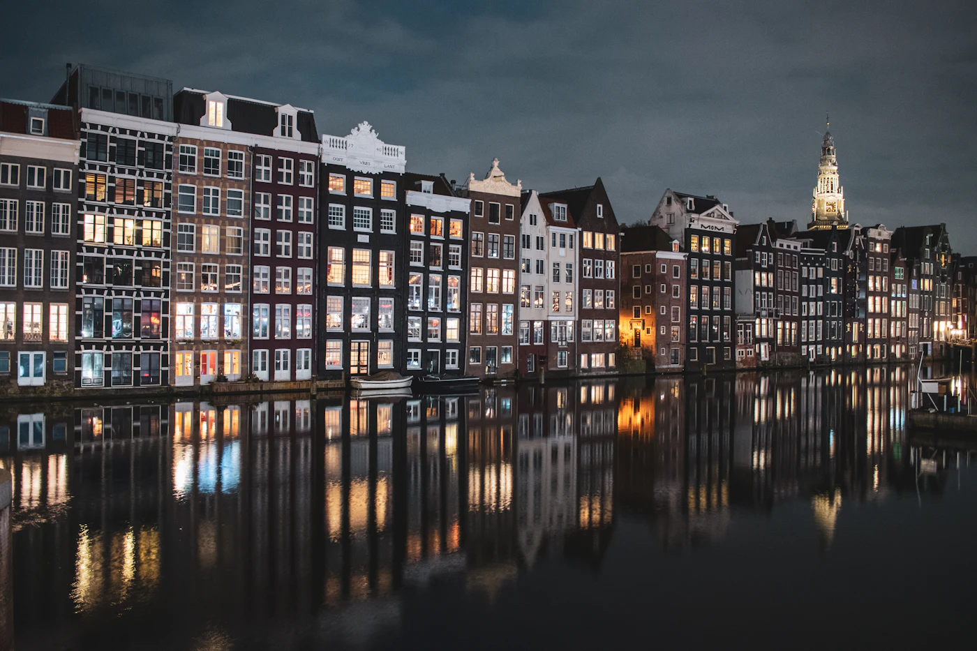 Grachtenhäuser entlang eines Amsterdamer Kanals in der Abenddämmerung