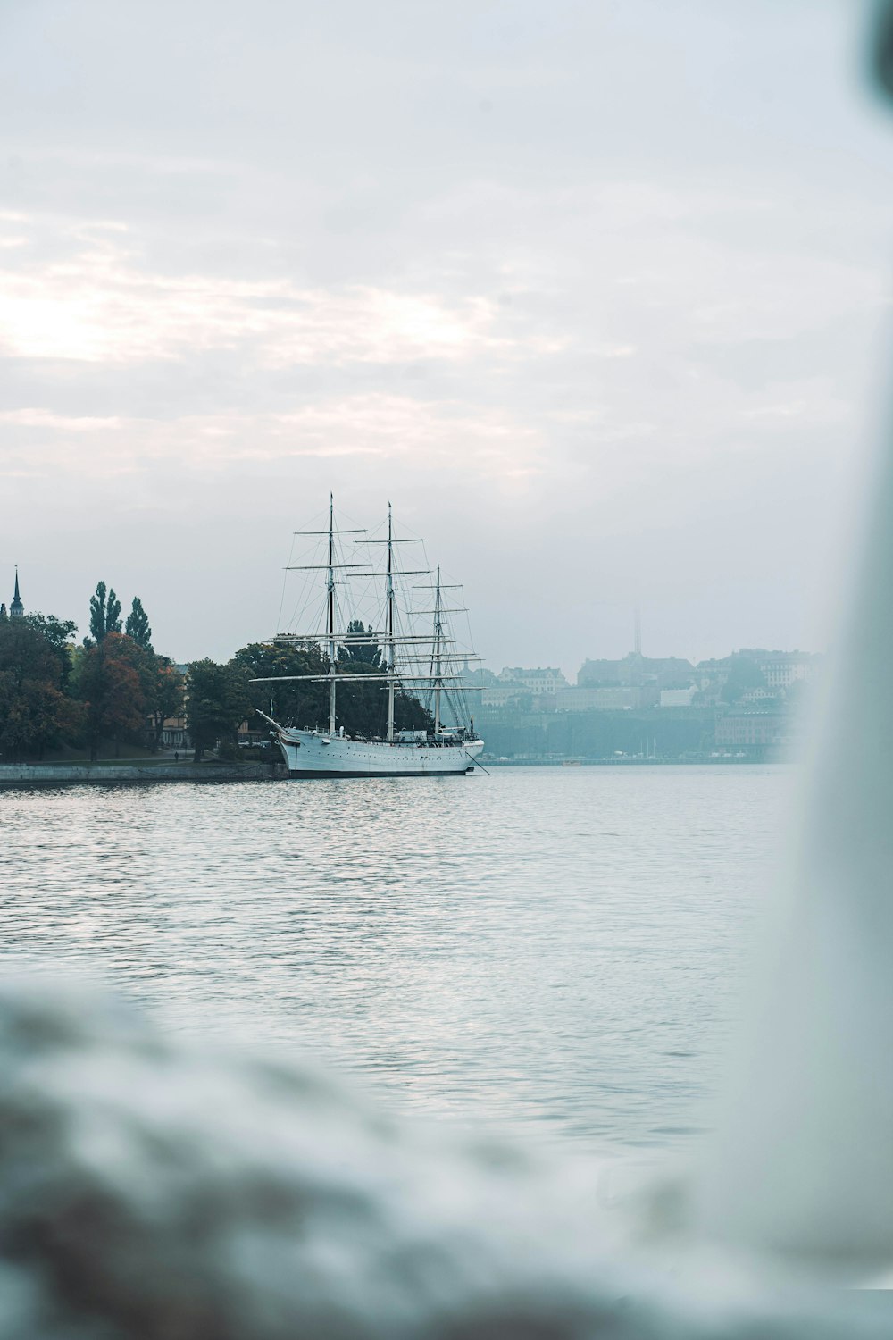 bateau blanc sur plan d’eau pendant la journée