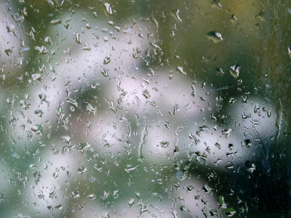 Wassertröpfchen an Glasscheibe