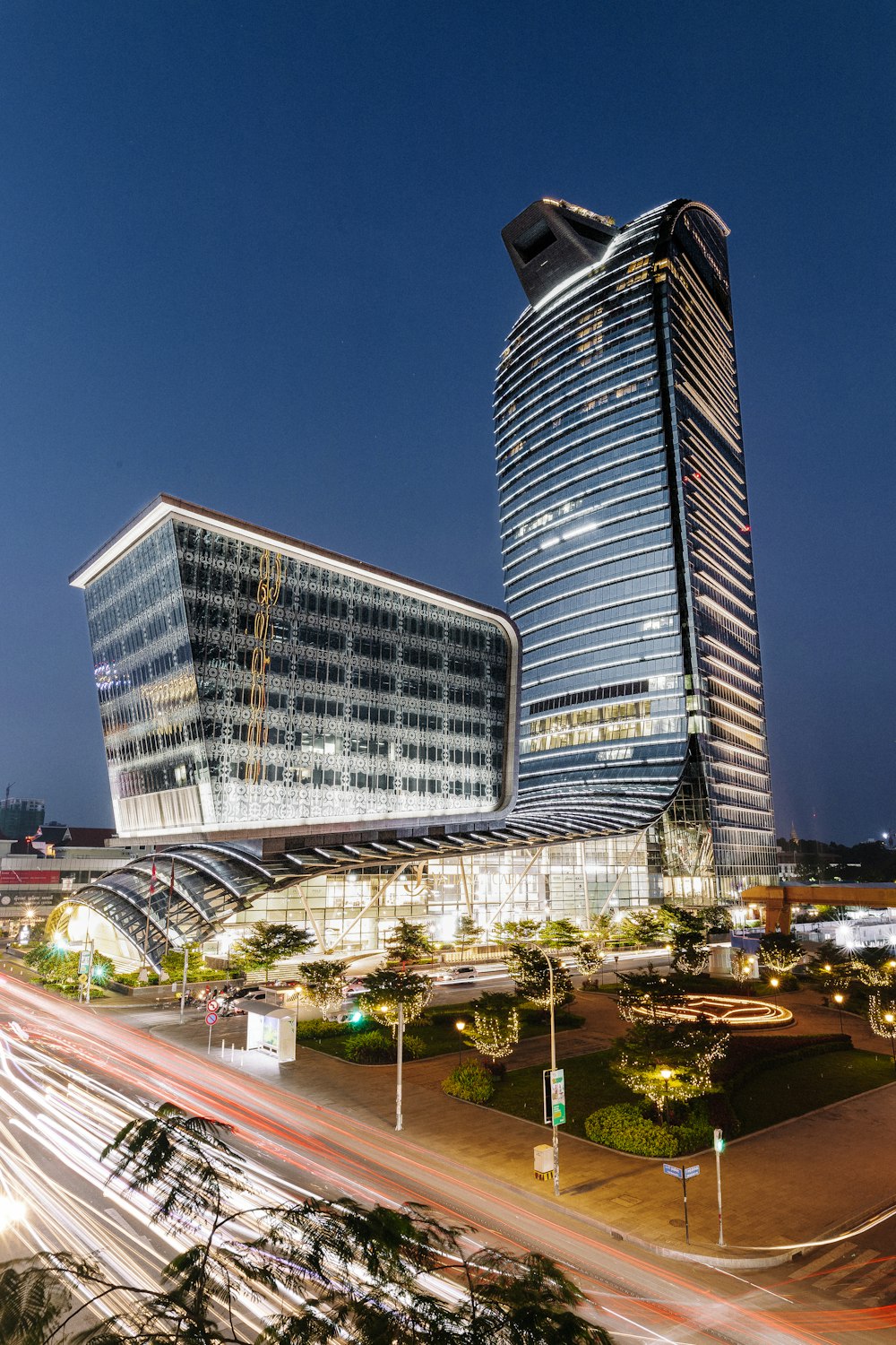 edifício alto preto e cinza