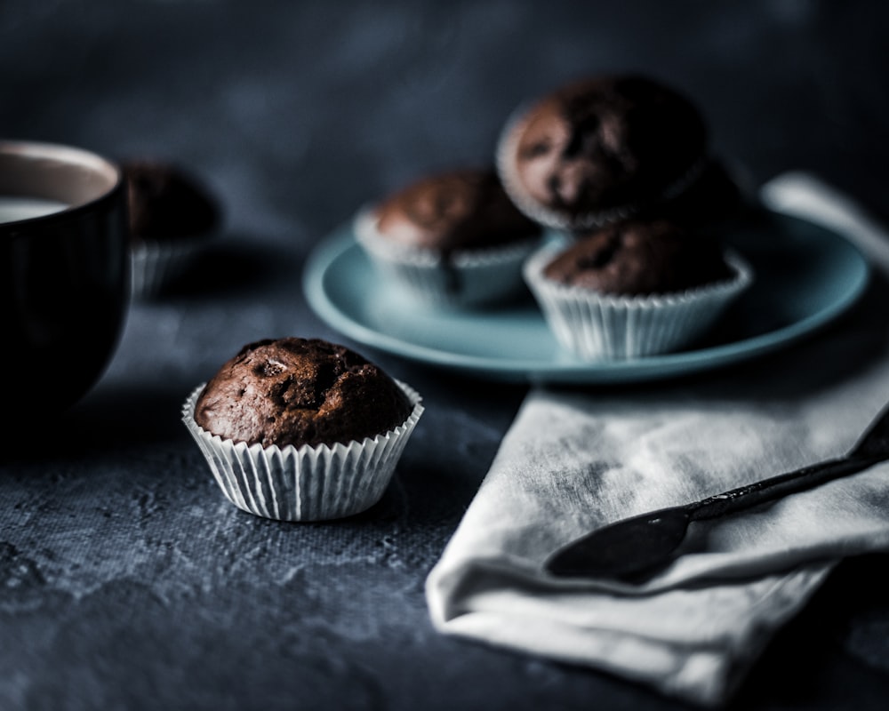 cupcake al cioccolato su piatto di carta bianca