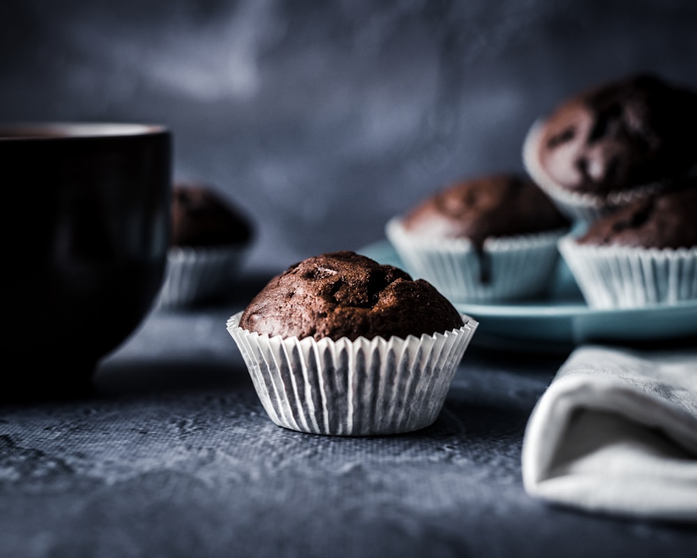 Cupcake au chocolat sur assiette en céramique bleue