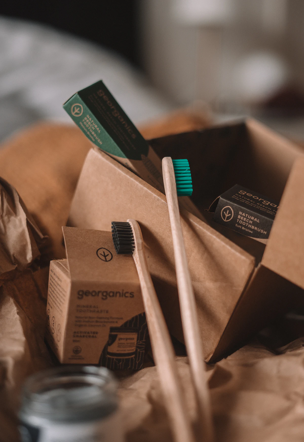 İllüstratif görsel: green and white toothbrush on brown carton box