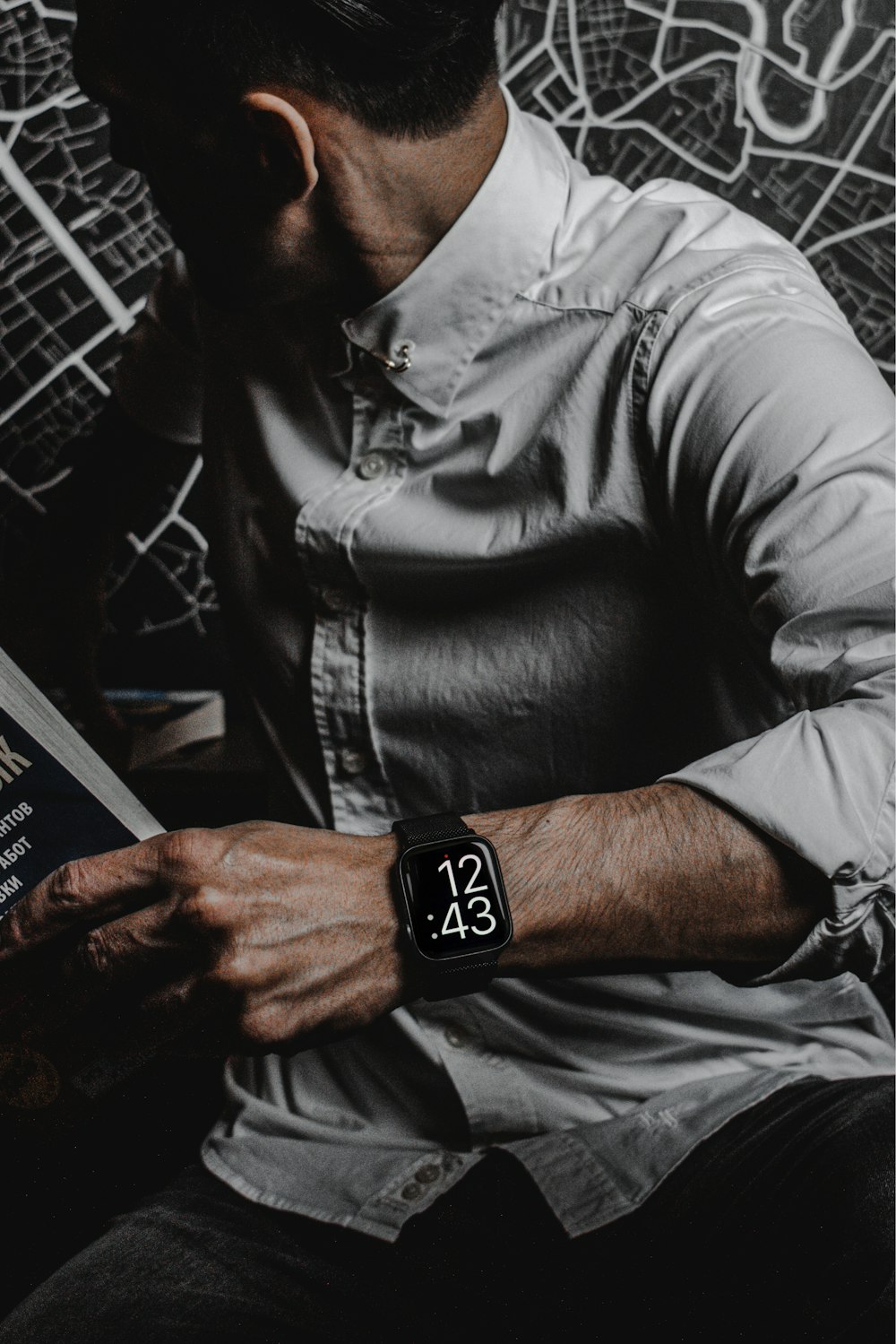 hombre con camisa de vestir gris con correa de cuero negro reloj analógico redondo plateado