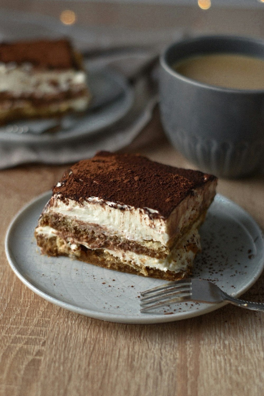 白いセラミックプレートにスライスしたチョコレートケーキ