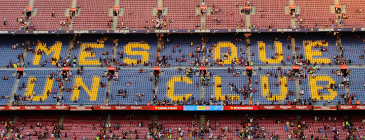 Tribunes van Camp Nou in de zomer met de tekst Més que un club