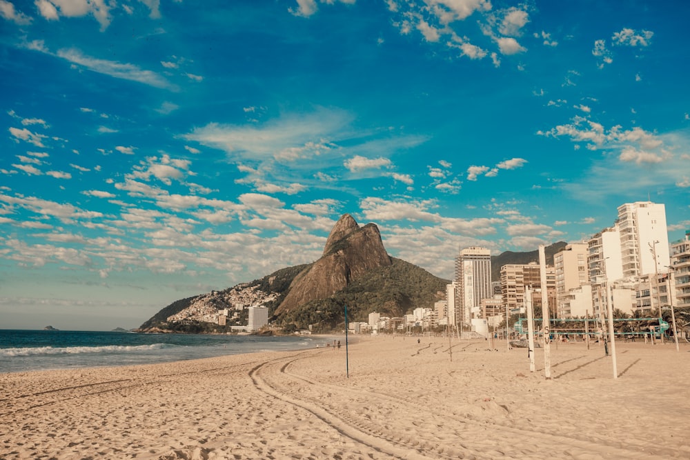 Edificios de hormigón blanco cerca del mar bajo el cielo azul durante el día