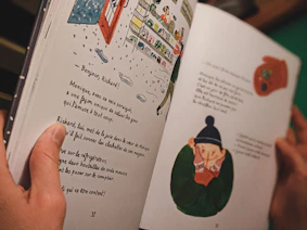 un enfant qui lit un livre en français