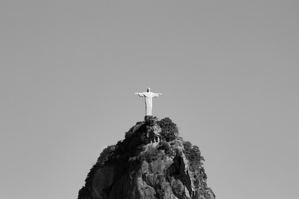 cruz blanca en la cima de la roca