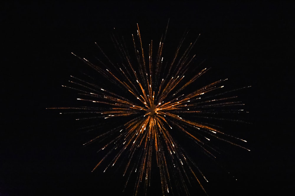 Rotes Feuerwerk am Himmel während der Nacht