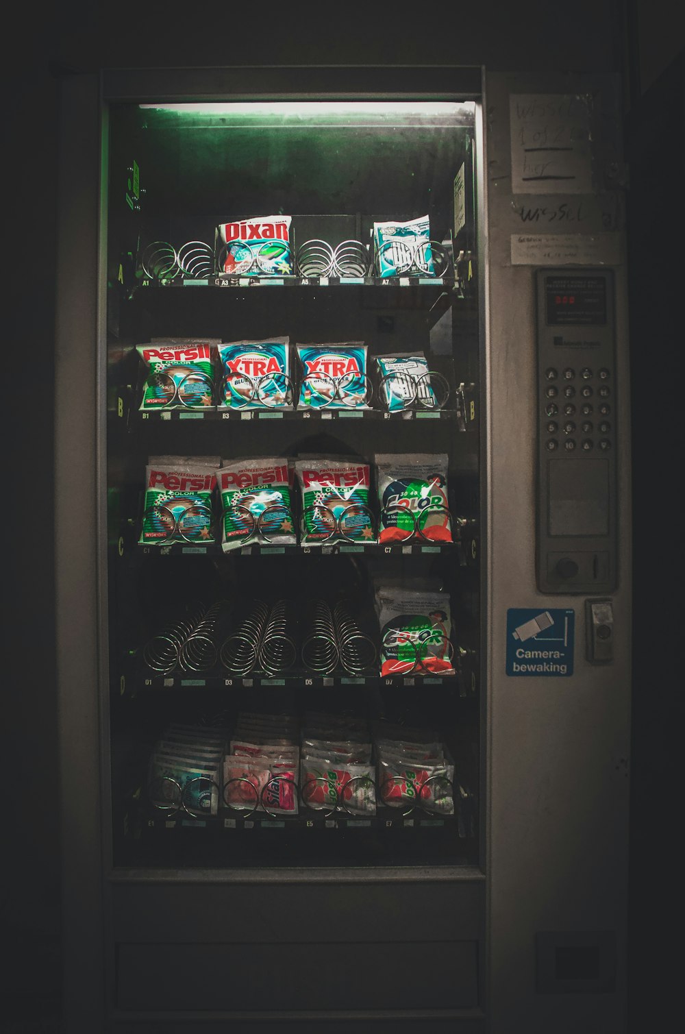 schwarz-grauer Verkaufsautomat