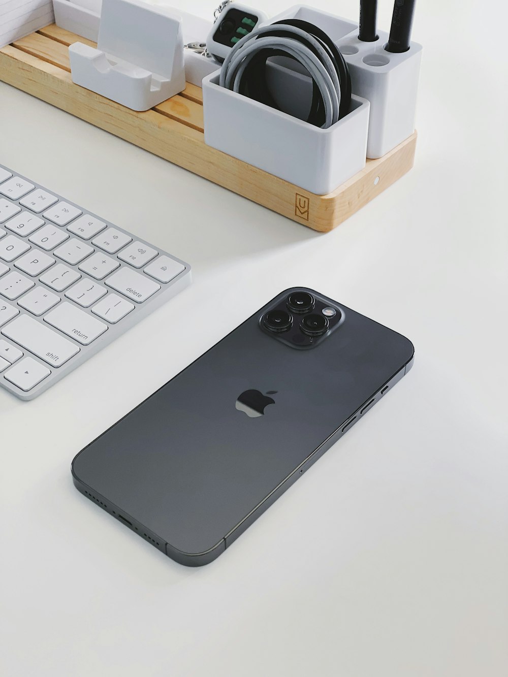 白いテーブルにシルバーのiPhone 6