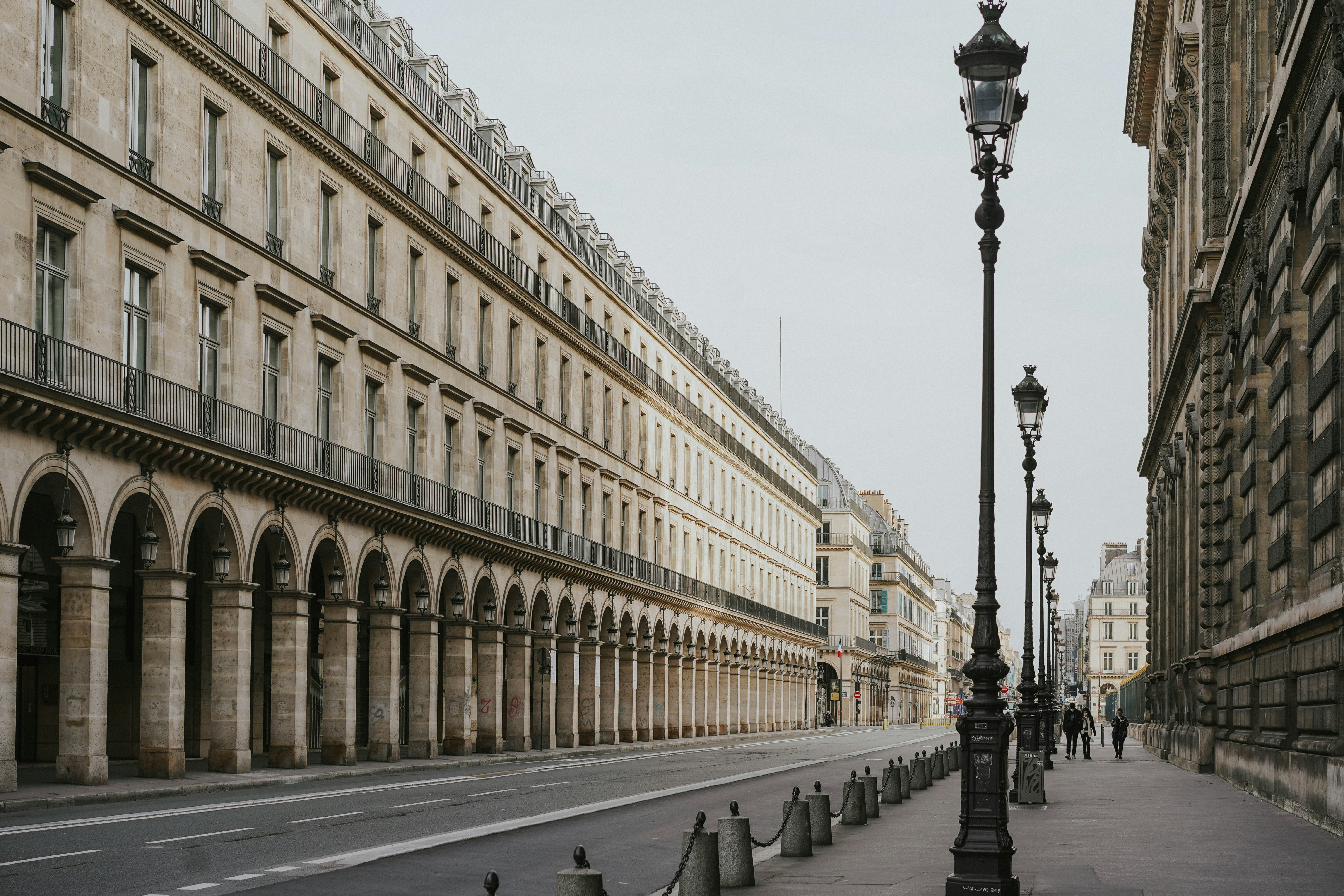 black street light near beige concrete building during daytime