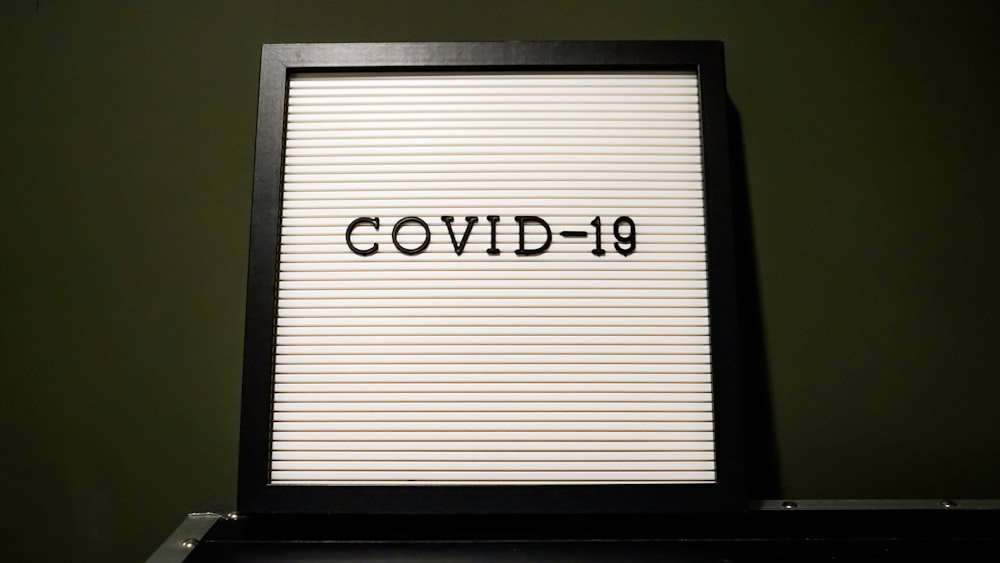 Un marco de fotos con la palabra COVIDD - 19 escrita en él
