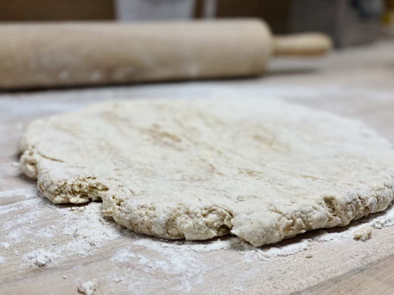 Pâte brisée maison étalée sur un plan de travail fariné