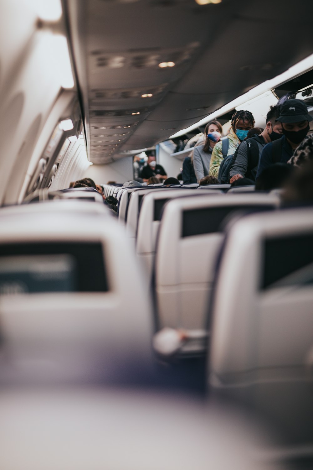 personnes assises sur des sièges d’avion