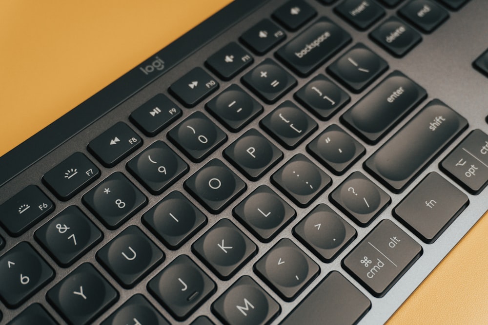 teclado de computador preto e cinza