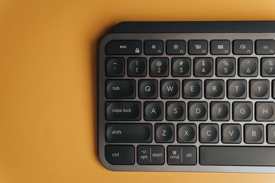 Clavier noir sur table orange