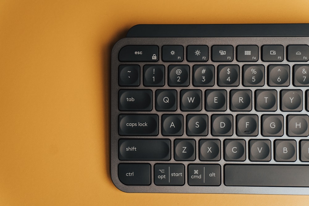 teclado de computador preto na tabela laranja