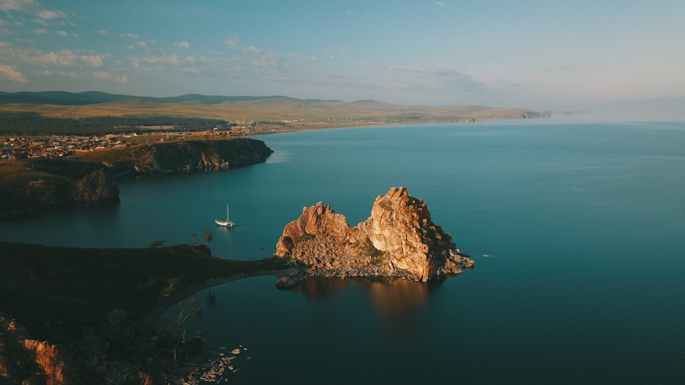 Formation rocheuse brune sur la mer bleue sous le ciel bleu pendant la journée