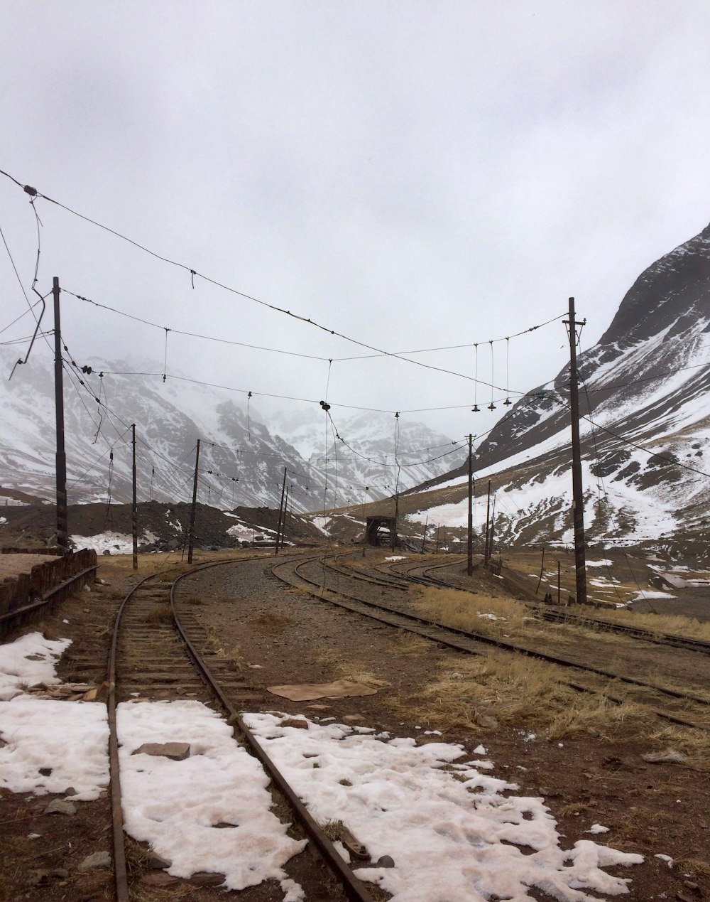 montagna coperta di neve sotto il cielo nuvoloso bianco durante il giorno