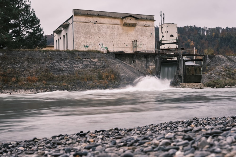 L'acqua cade vicino a un edificio in cemento bianco durante il giorno