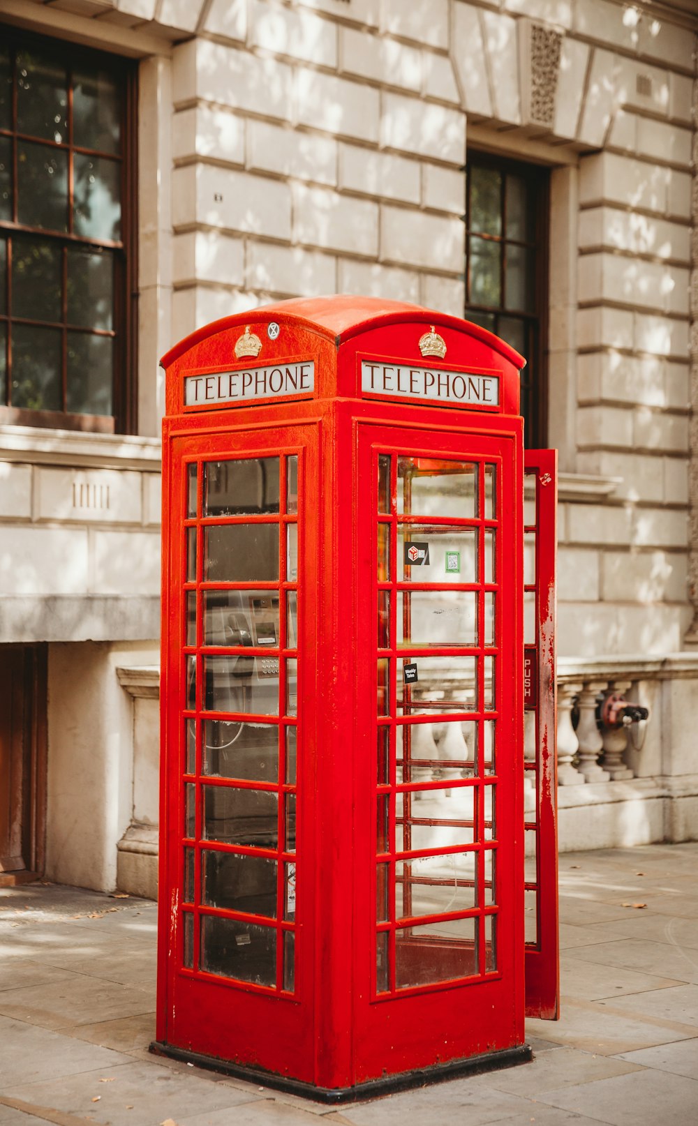 建物近くの赤い電話ボックス