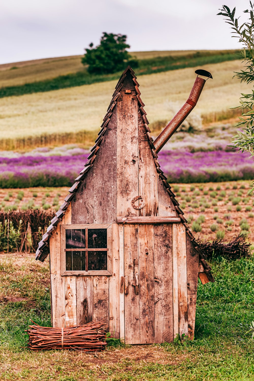Casa de madera marrón en campo de hierba verde durante el día