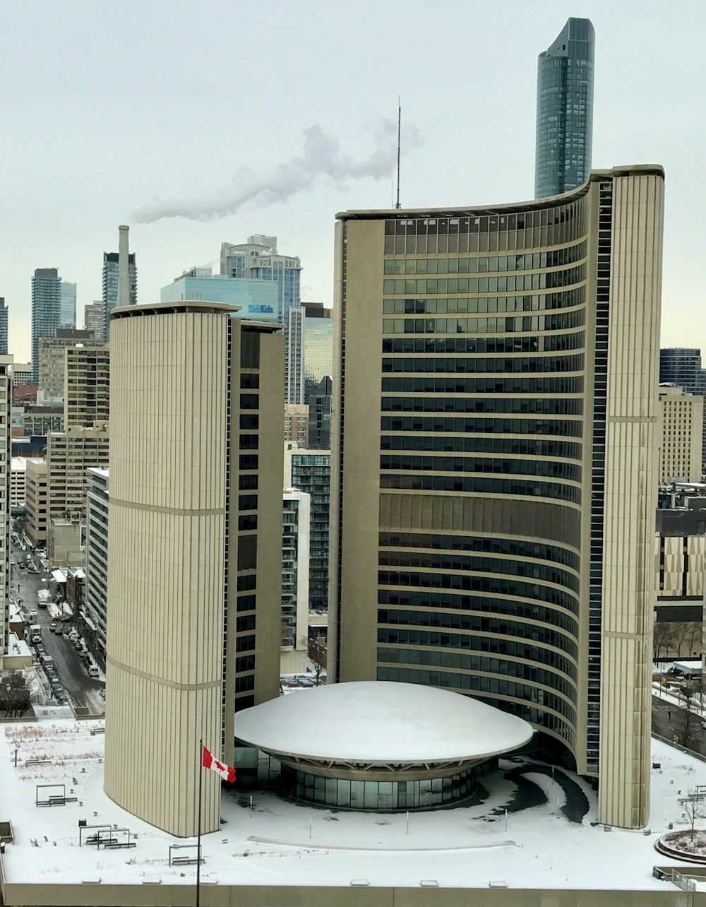 Immeubles de grande hauteur blancs et bruns pendant la journée