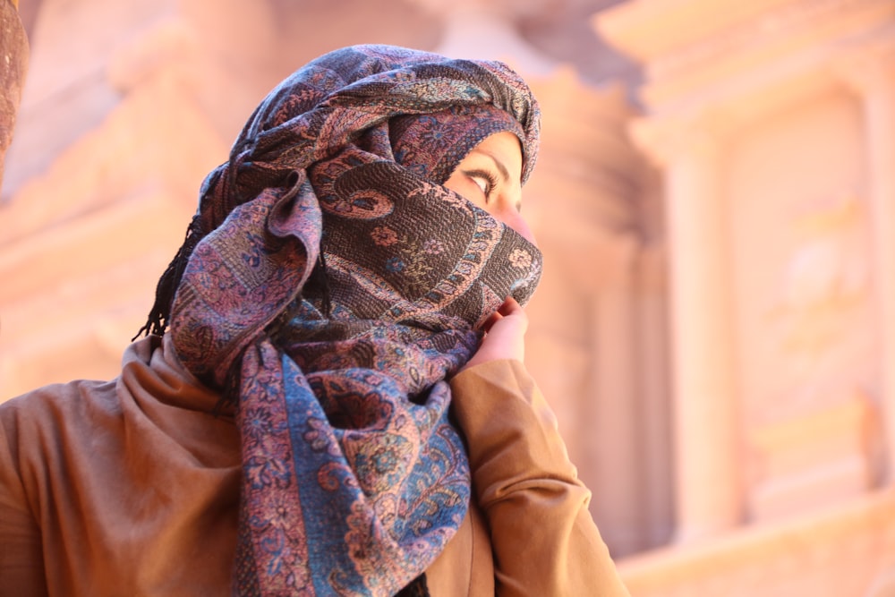 Mujer con hiyab azul y blanco