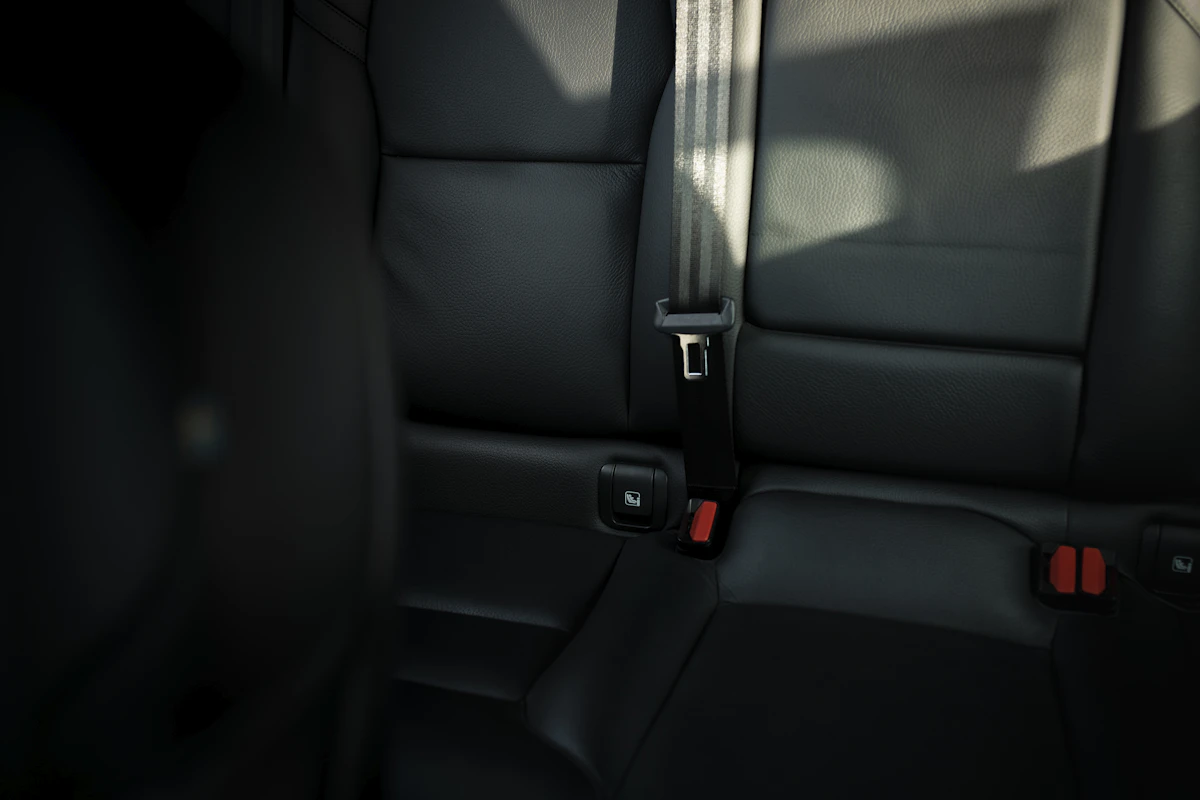 Cinturón de seguridad abrochado en el asiento de un vehículo