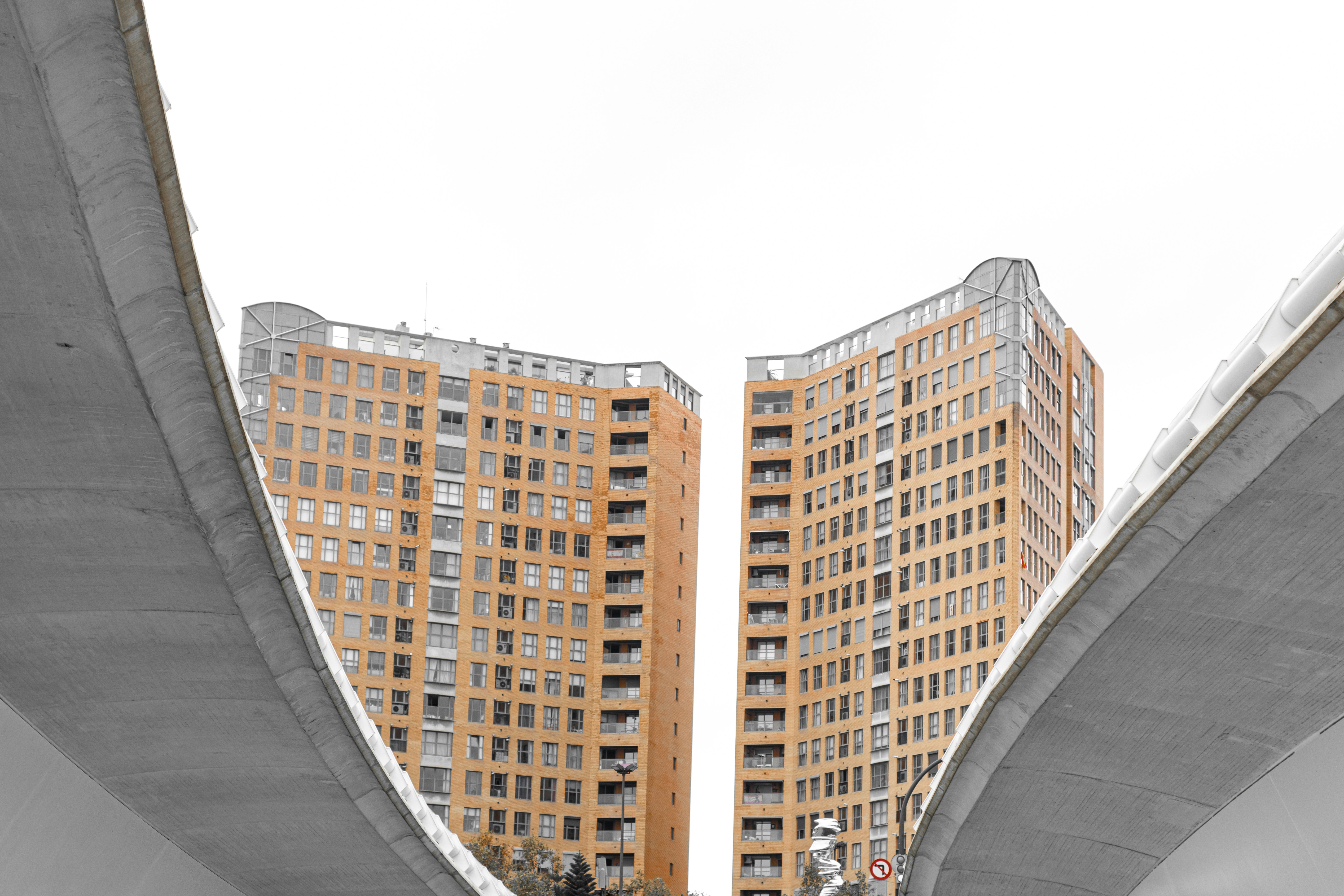 Un par de edificios altos sentados uno al lado del otro