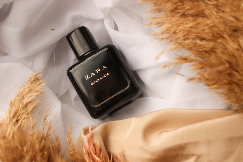 preto calvin klein um frasco de perfume