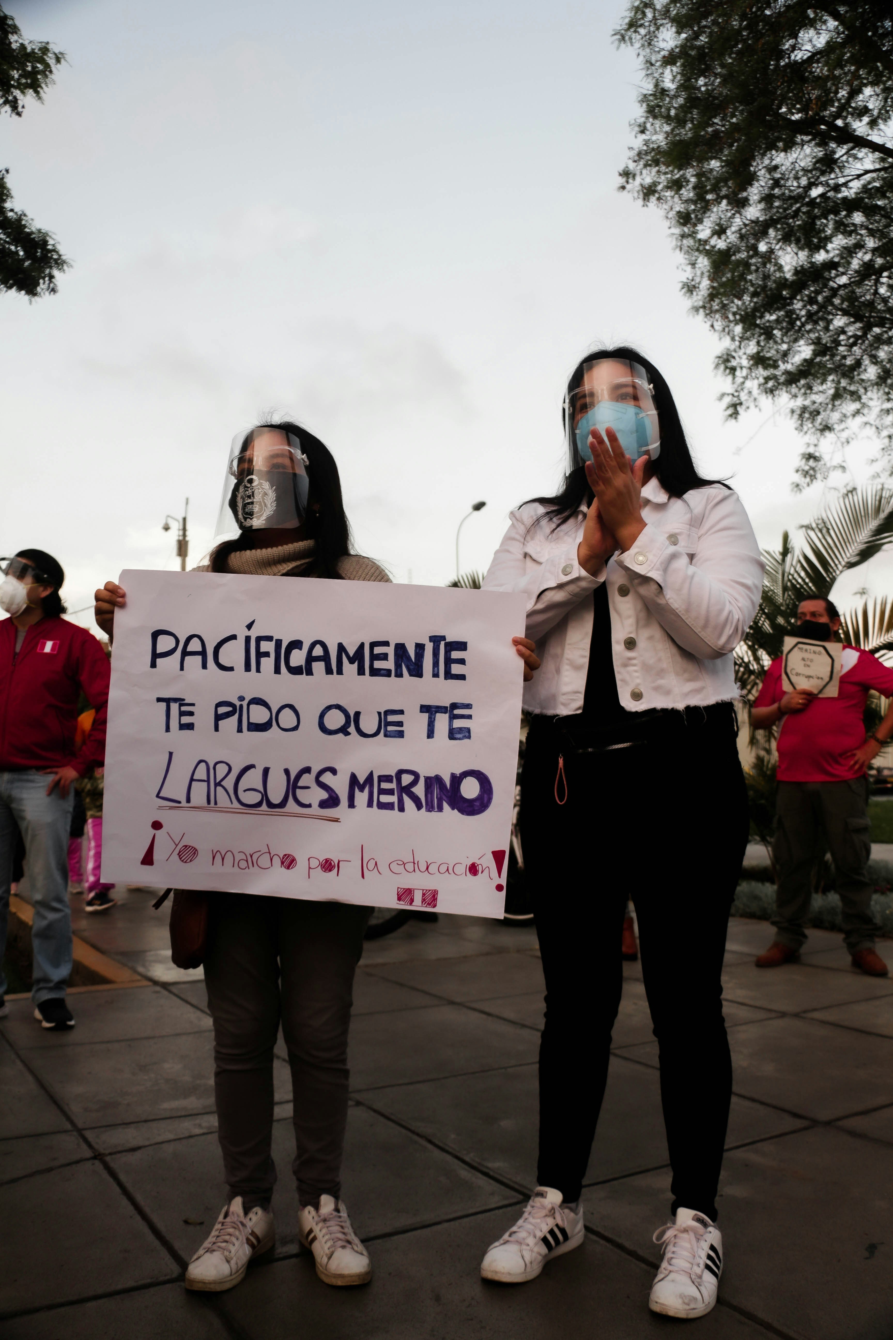 Fotomural woman in black pants holding white and purple signage