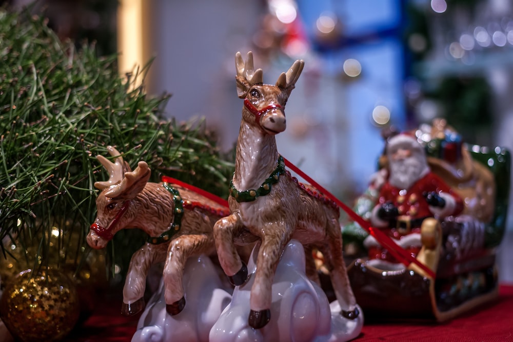 Carrousel de chevaux brun et blanc