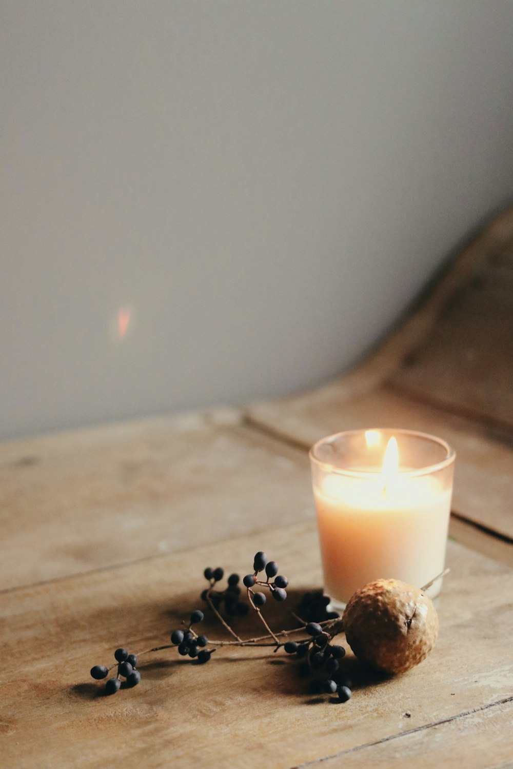 candela bianca sul tavolo di legno marrone