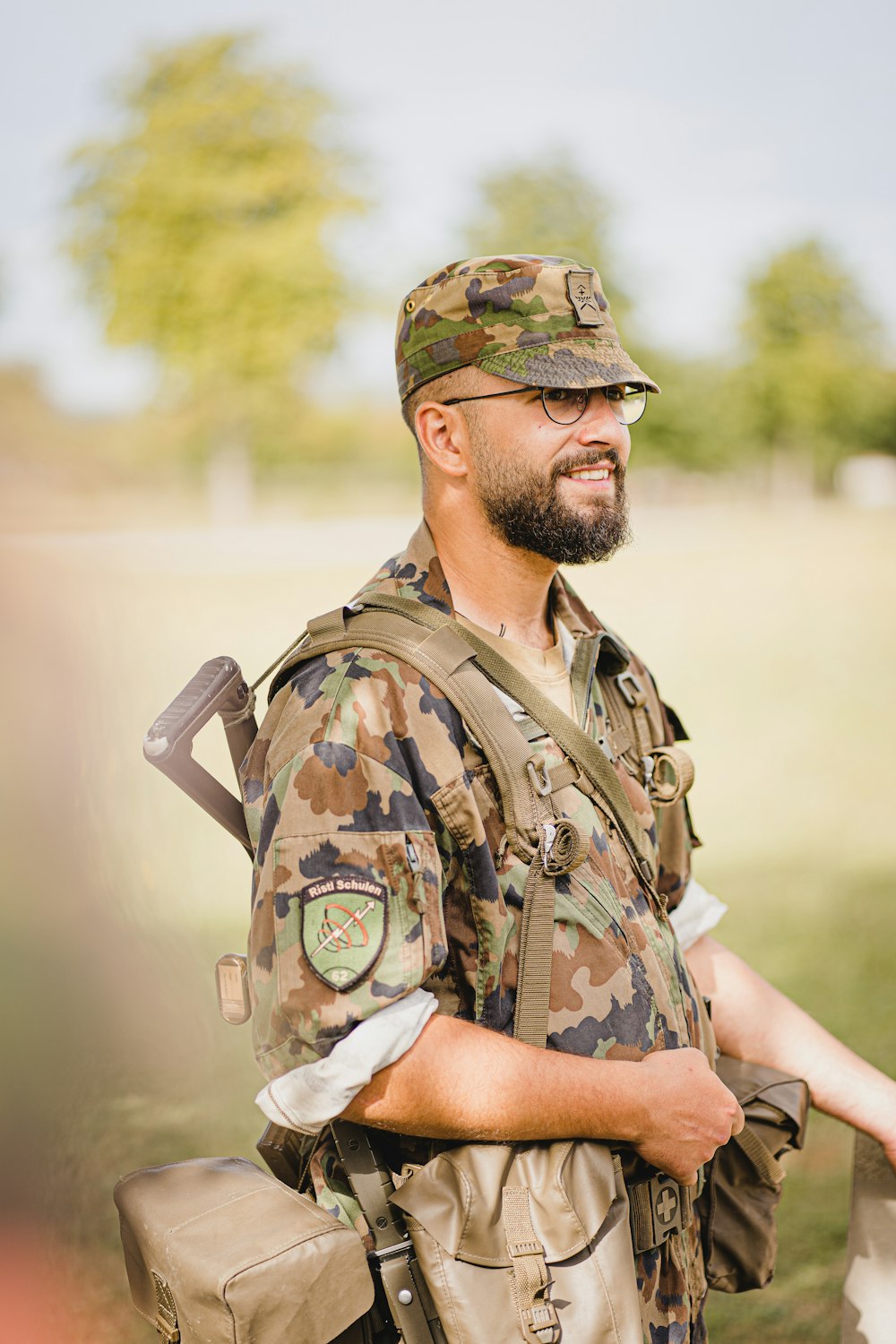 Foto hombre en uniforme de camuflaje marrón y verde – Imagen Humano gratis  en Unsplash