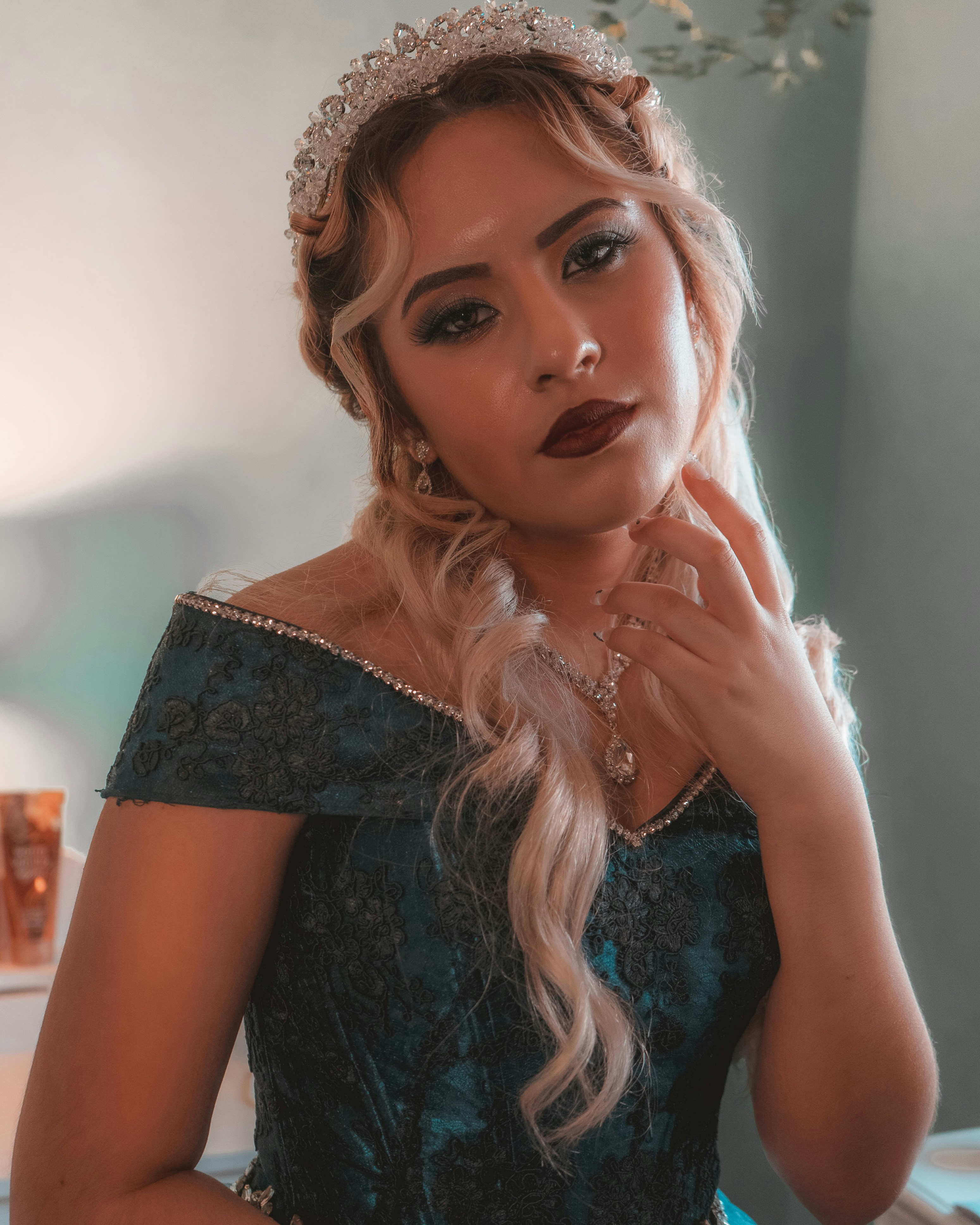 wanita dalam gaun bunga biru dan putih
