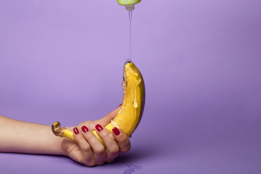 fruit de banane jaune sur la main des personnes