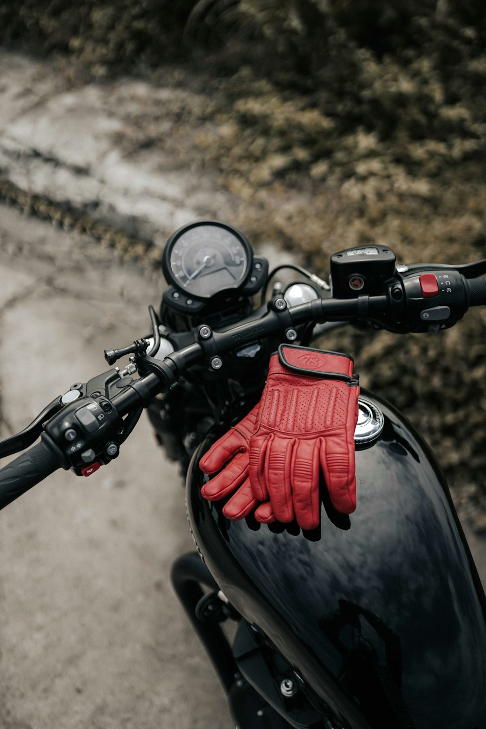 赤と黒のオートバイのヘルメット