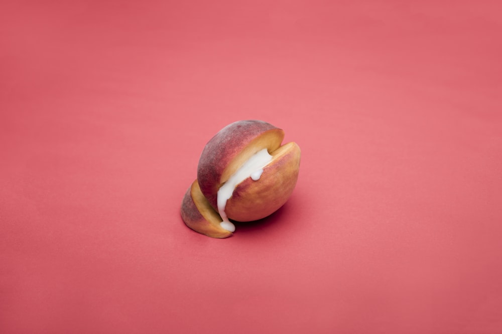 in Scheiben geschnittene Apfelfrüchte auf rosa Oberfläche