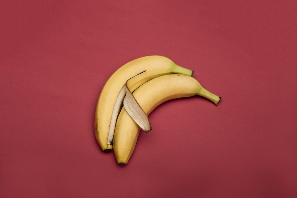 Frutto giallo della banana su tessuto rosso