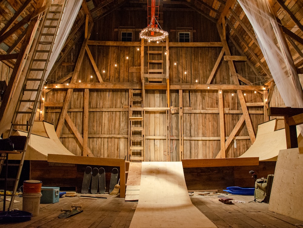 Bâtiment en bois brun avec croix rouge