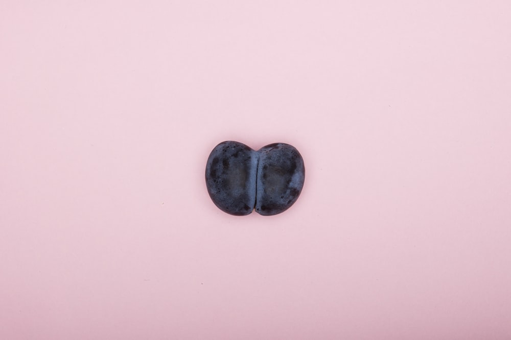 decoração de parede em forma de coração preto