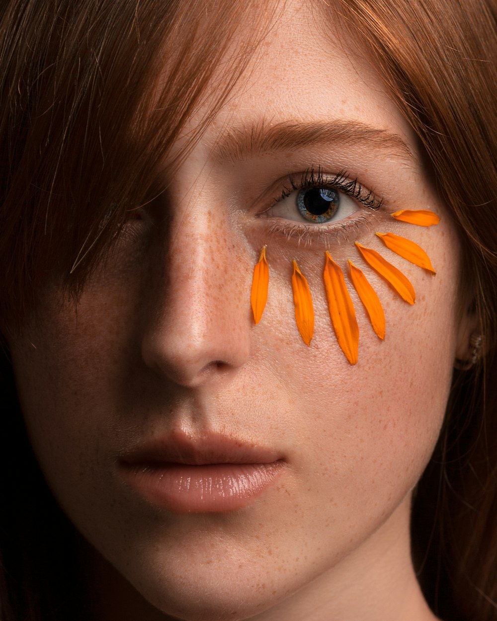 mujer con pinza para el pelo naranja