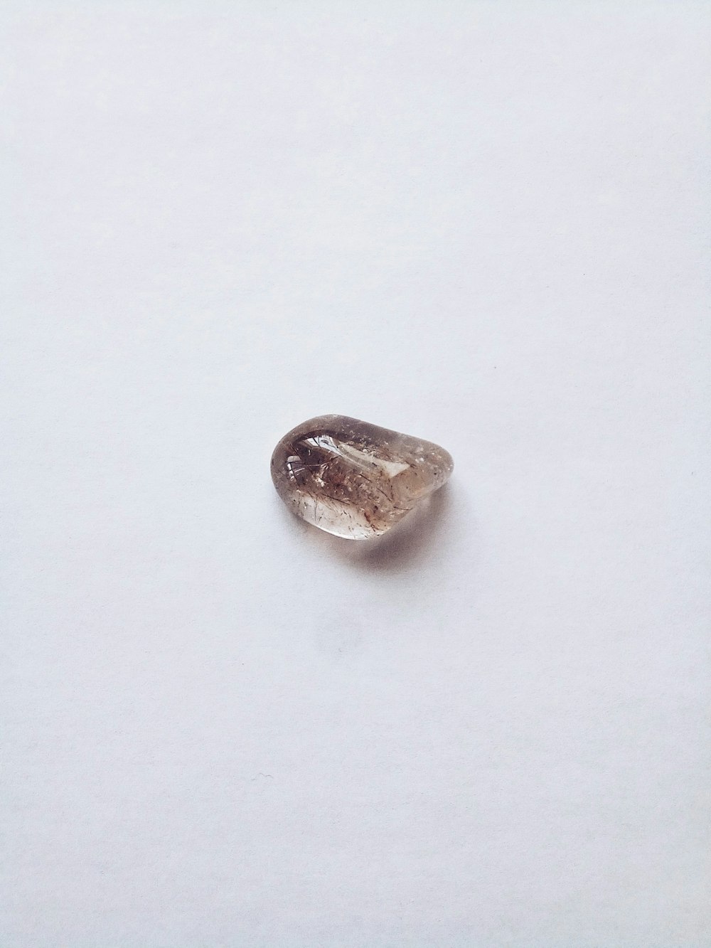 brauner Stein auf weißer Oberfläche