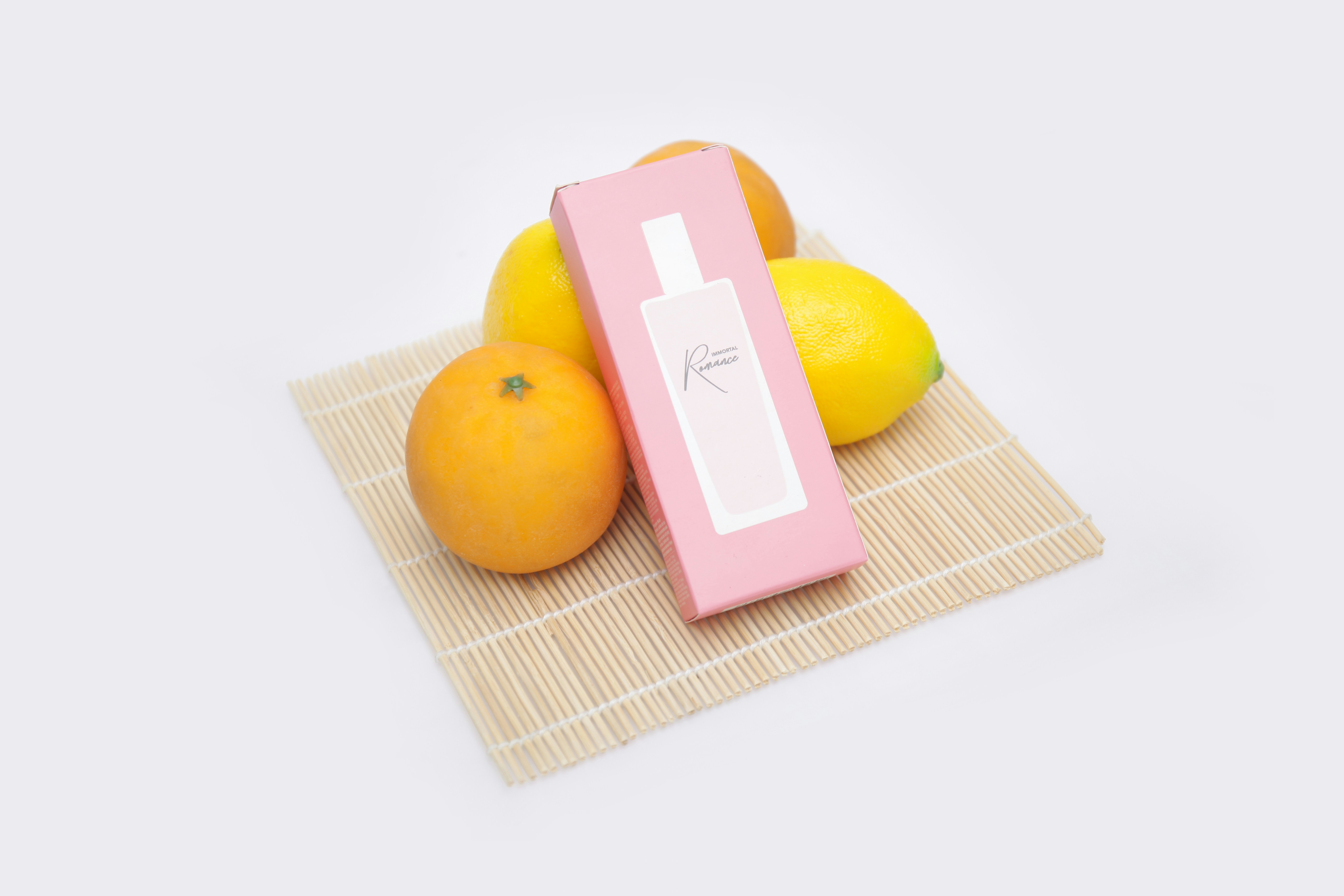 cítricos amarillos junto a frutos naranjas sobre mesa de madera marrón