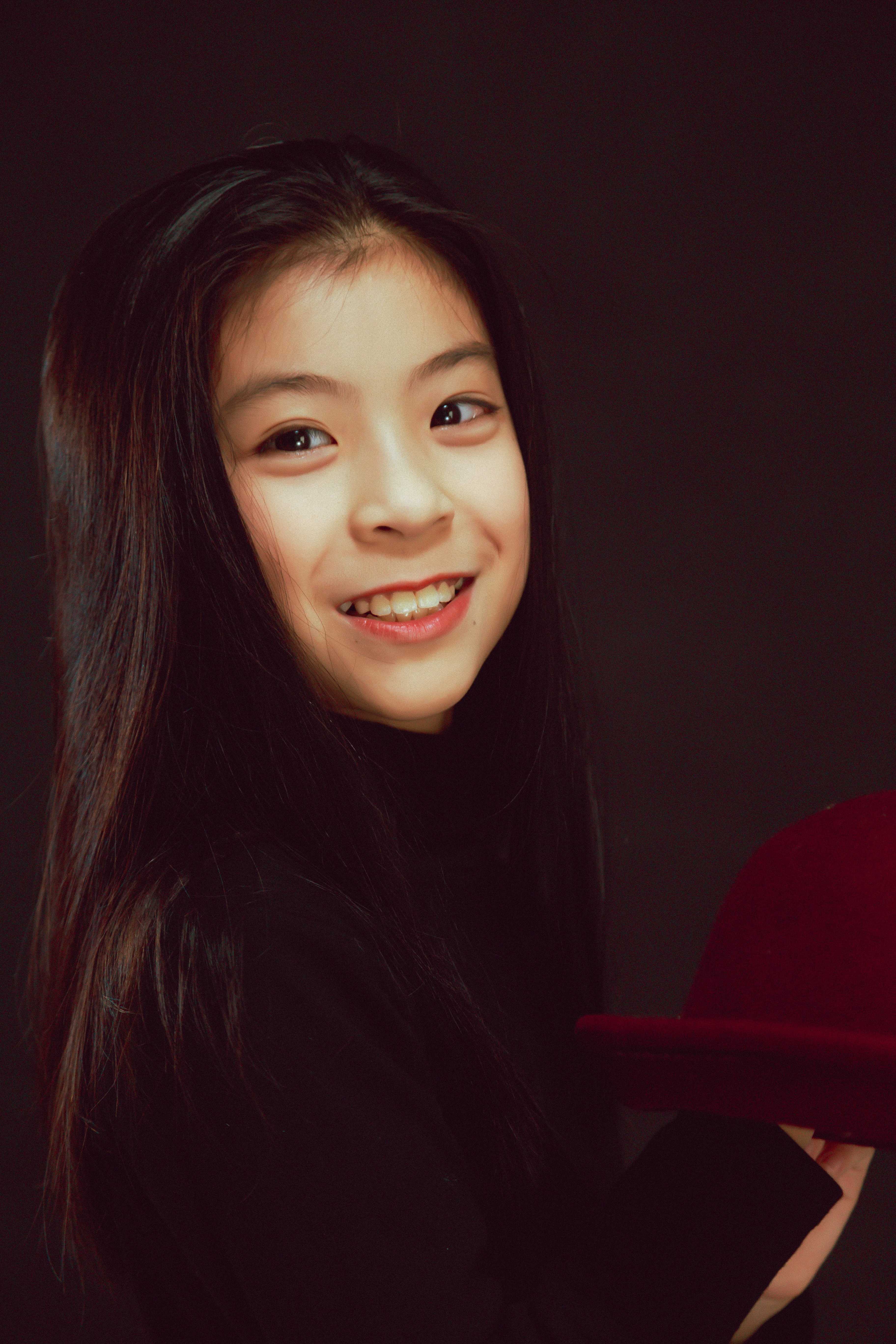 笑顔の黒シャツの女性の写真 Unsplashで見つける黒の無料写真