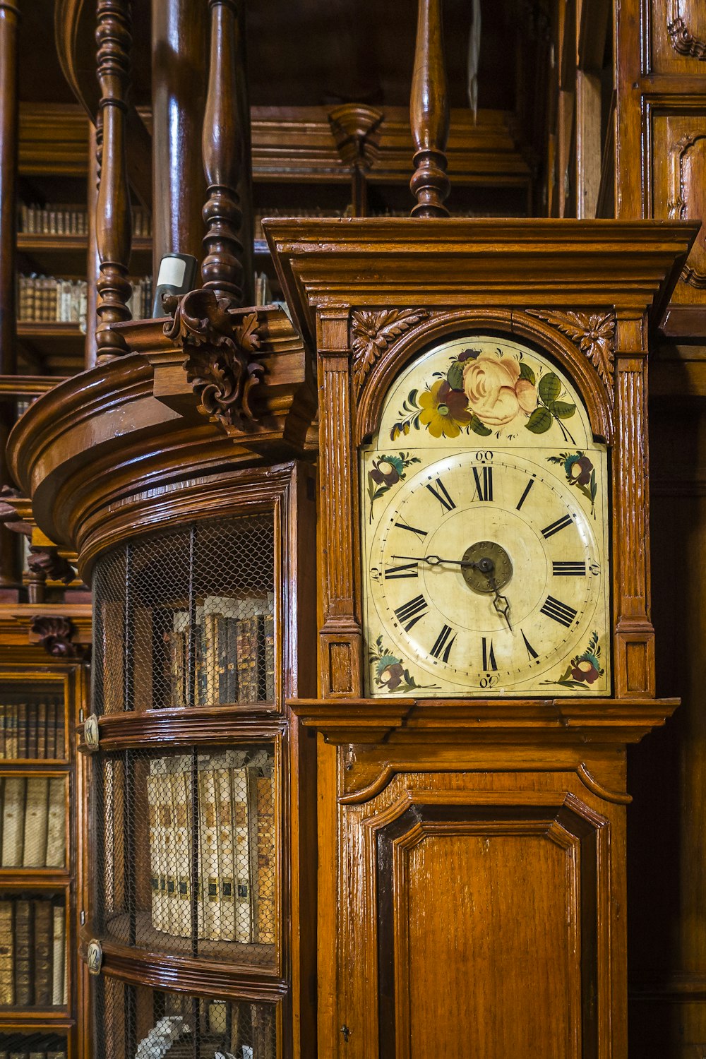 Reloj analógico con marco de madera marrón a las 10:30
